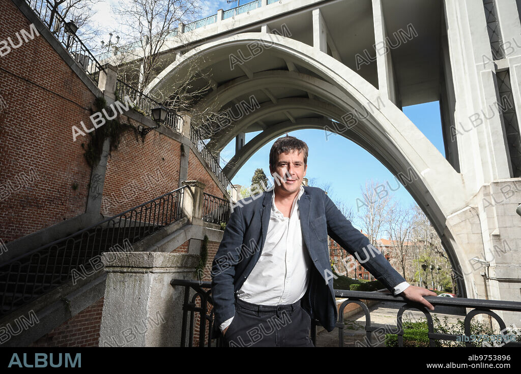 Madrid, 30/03/2023. Entrevista A Alfonso J. Ussía en el puente de Segovia. Foto: Isabel Permuy. Archdc.