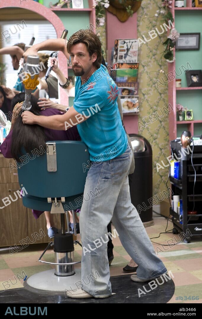 ADAM SANDLER en ZOHAN: LICENCIA PARA PEINAR, 2008 (YOU DON'T MESS WITH THE ZOHAN), dirigida por DENNIS DUGAN. Copyright HAPPY MADISON PRODUCTIONS/RELATIVITY MEDIA.