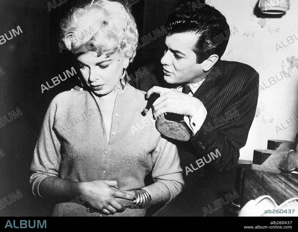BARBARA NICHOLS and TONY CURTIS in SWEET SMELL OF SUCCESS, 1957, directed by ALEXANDER MACKENDRICK. Copyright UNITED ARTISTS.