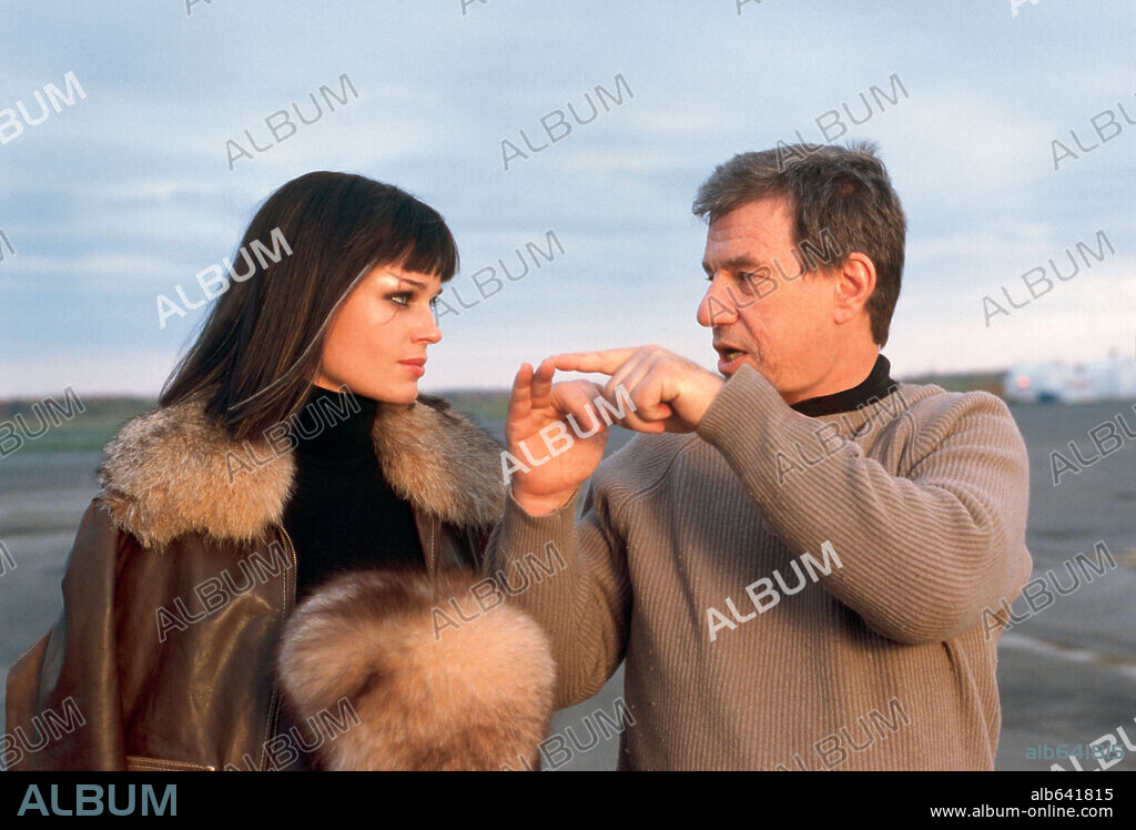 JOHN MCTIERNAN and REBECCA ROMIJN in ROLLERBALL, 2002, directed by JOHN MCTIERNAN. Copyright METRO GOLDWYN MAYER / DORY, ATTILA.