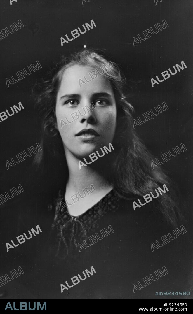 ARNOLD GENTHE. Miss Mary Pillsbury, portrait photograph, 1919 Sept. 29. Mary went on to serve as US delegate to the United Nations General Assembly.