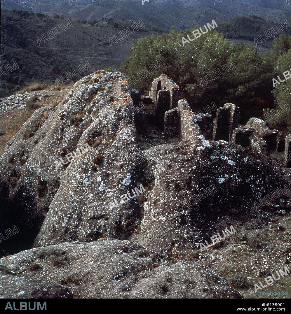 CIUDAD MOZARABE EXCAVADA EN LA MONTAÑA - RUINAS DE LA BASILICA DE BOBASTRO - SIGLO IX/X.