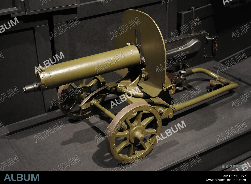 Ametralladora Maxim M1910 (Pulemyot Maxima PM1910), montada sobre soporte con ruedas (afuste Sokolov), de fabricación rusa. Fue utilizada, durante la Segunda Guerra Mundial (1939-1945), por los destacamentos de ametralladoras de los batallones de fusileros letones. Museo de la Guerra de Letonia. Riga. Letonia.