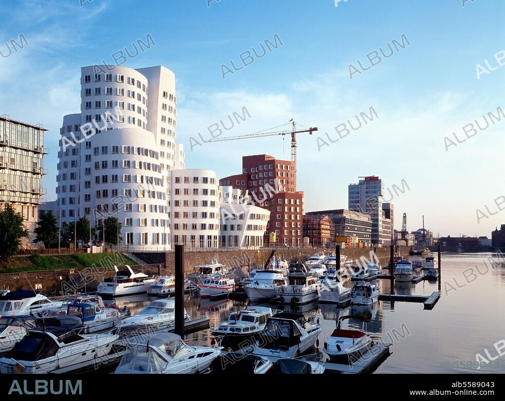 Düsseldorf, Medienhafen / Neuer Zollhof (Frank O. Gehry © Jochen Helle Format / Filmsize: 6 × 9 cm.