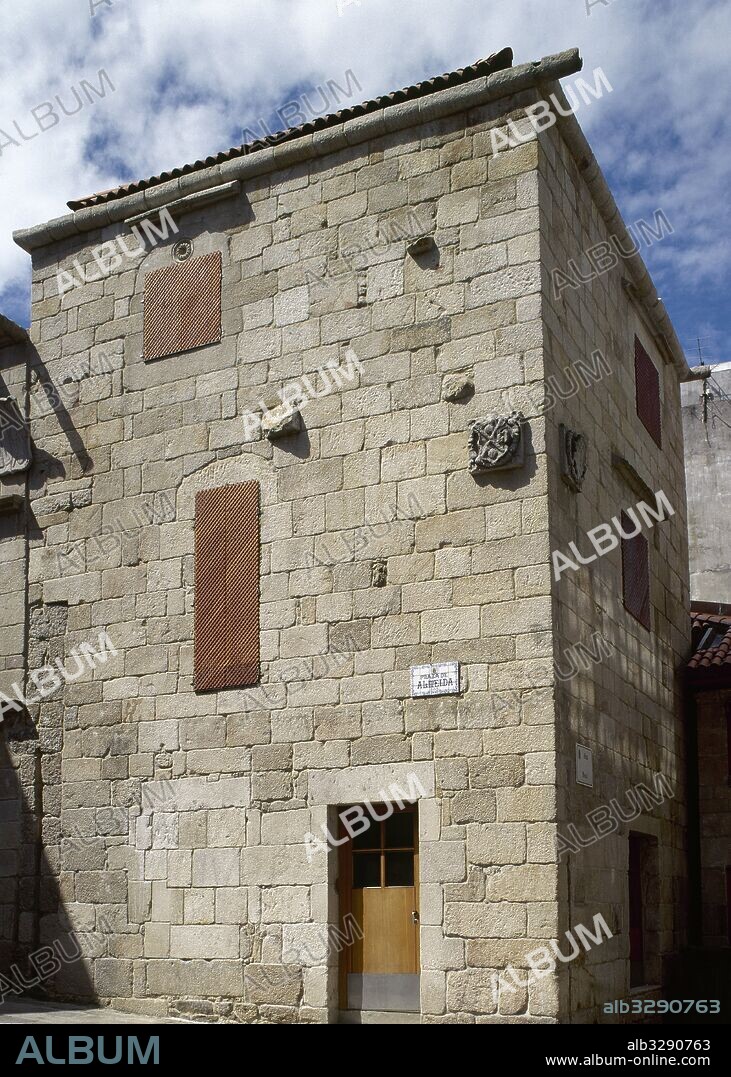 Casa Ceta y Arines. Palacete urbano con aspecto de torreón medieval, del gótico tardio. Siglo XV. Plaza Almeida. VIGO. Provincia de Pontevedra. Galicia. España.