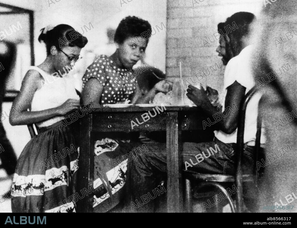 LITTLE ROCK 1957-09-27. Afroamerikanska studenterna i Little Rock Nine fr. v, Thelma Mothershed, Minnijean Brown, Gloria Ray och Terrance Roberts äter lunch i skolan Central high school i Little Rock, Arkansas, USA, 27:e september 1957. Little Rock Nine var de första afroamerikanska eleverna i den då rassegregerade skolan Central high school i Little Rock. Stora delar av den vita befolkningen samt guvernör Orval Faubus, motsatte sig avsegregeringen och vilda protester utbröt där de försökte stoppa de afroamerikanska eleverna att ta sig till skolan.. Foto: INP / TT / Kod: 190.