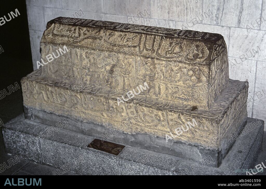 Abu'Ali Husayn b Sina. Llamado Avicena en la Europa cristiana (Afshana, actual Uzbekistán, 980-Hamadán, 1037). Filósofo y médico de origen persa. Piedra sepulcral inicialmente situada sobre la tumba de Avicena. Fechada en el siglo XI. Museo del Mausoleo de Avicena. Hamadán. República Islámica de Irán.