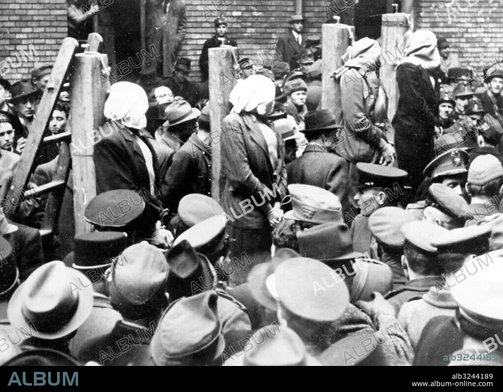 Orig. bildtext... HUNGARY'S QUISLING AND (...)DES HANGED. Budapest, Hungary. On March 12, 1946, former Major Ferenc Szalasi, Hungary's Nazi puppet premier, and three of his ministers - Gabriel Vajas, Karoly Beregffy and Joseph Gera - died as traitors on the end of a hangman's noose. Photo taken following the executions shows the lifeless bodies of Szalasi and his former ministers hanging on the gibbets. Anm. F Szálasi, 1897-1946, ungersk politiker, pilkorsrörelsens ledare mot slutet av andra världskriget Avrättningar Hängningar Trängsel Efterkrigstiden CD120 persons: Gabriel Vajas* ;Karoly Beregffy* ;Ferenc Szálasy* ;Joseph Gera* sites: UNGERN ;BUDAPEST.