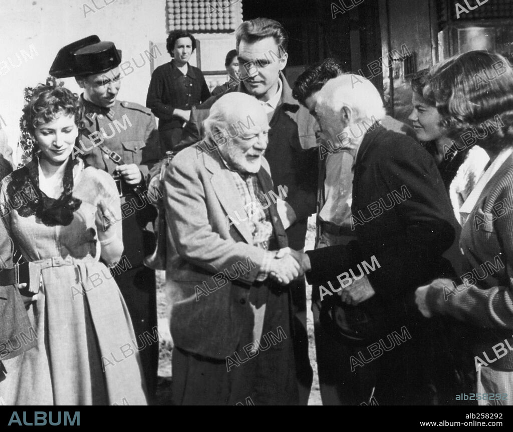 EDMUND GWENN, FRANCO FABRIZI y VALENTINA CORTESE en CALABUCH, 1956, dirigida por LUIS GARCIA BERLANGA. Copyright AGUILA FILMS/FILMS COSTELLAZIONE.