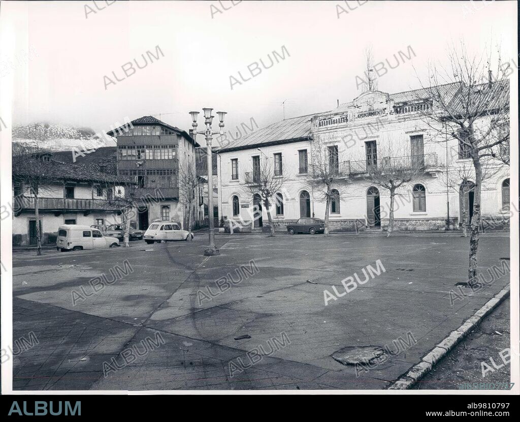 28 enero 1975. Vista del ayuntamiento del antiguo pueblo de Riaño (León).