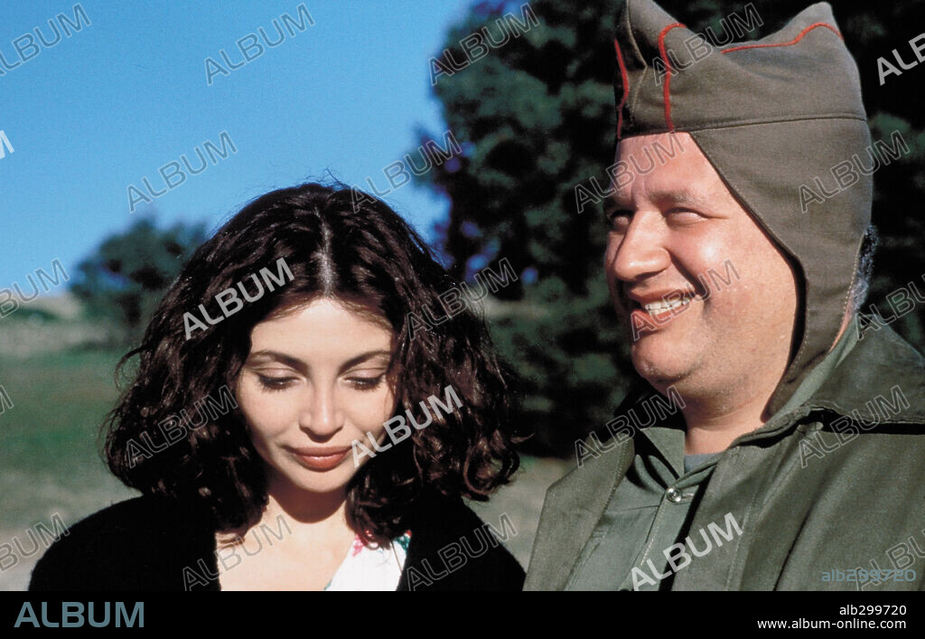 JUAN ECHANOVE y NEUS ASENSI en SUSPIROS DE ESPAÑA, 1995, dirigida por JOSE LUIS GARCIA SANCHEZ. Copyright ALMA ATA.
