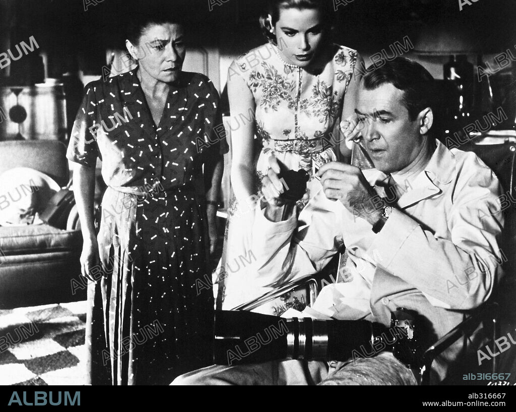 GRACE KELLY, JAMES STEWART y THELMA RITTER en LA VENTANA INDISCRETA, 1954 (REAR WINDOW), dirigida por ALFRED HITCHCOCK. Copyright PARAMOUNT PICTURES.