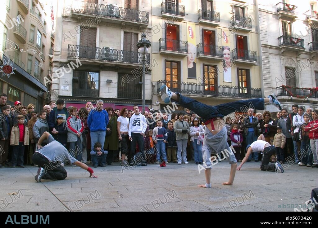 Calle / Paseo Puerta del Angel el + comercial de la ciudad; grupo de "break dance".