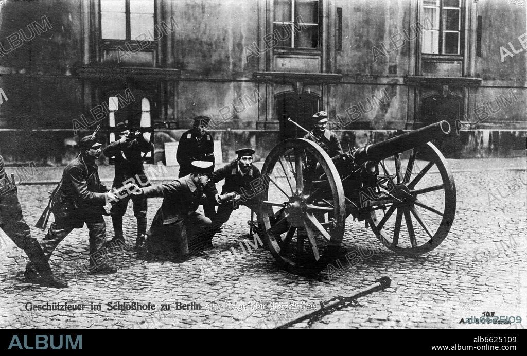 German Revolution 1918/1919: Members of the Volksmarinedivision, an armed division of sailors of the former Imperial Navy which supported the revolutionary efforts in Berlin, are pictured in the backyard of the Berlin Palace. Date unknown. (Image was retouched.) Photo: Fotoarchiv für Zeitgeschichte/Archiv. 1918