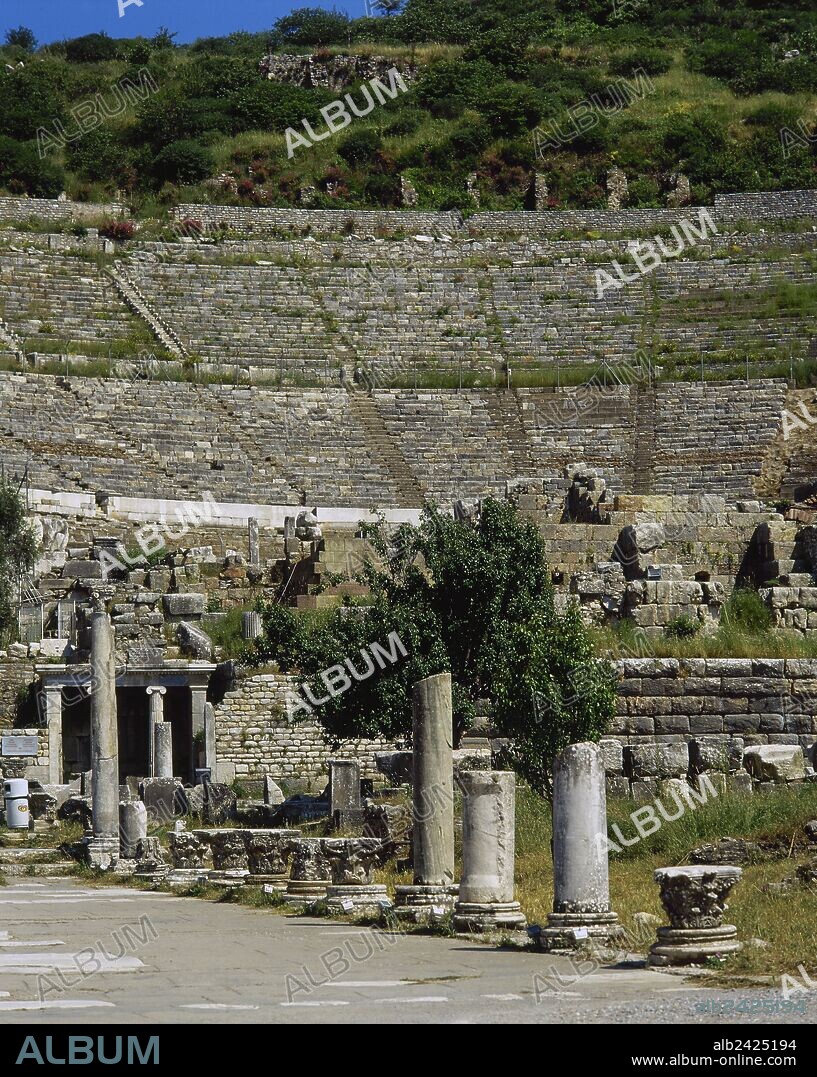 ARTE GRIEGO. HELENISTICO. TURQUIA. ASIA MENOR. EFESO. Vista parcial del GRAN TEATRO, construido durante el reinado de Lisímaco, en el siglo III a. C., en la ladera del monte Pión. Más tarde fue modificado y ampliado. Es el teatro antiguo de mayor tamaño del país, con una capacidad para 24.000 espectadores. En primer término la VIA DEL MARMOL. Península Anatólica.