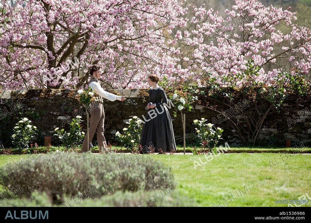 MIA WASIKOWSKA and MICHAEL FASSBENDER in JANE EYRE, 2011, directed by CARY JOJI FUKUNAGA. Copyright BBC FILMS.