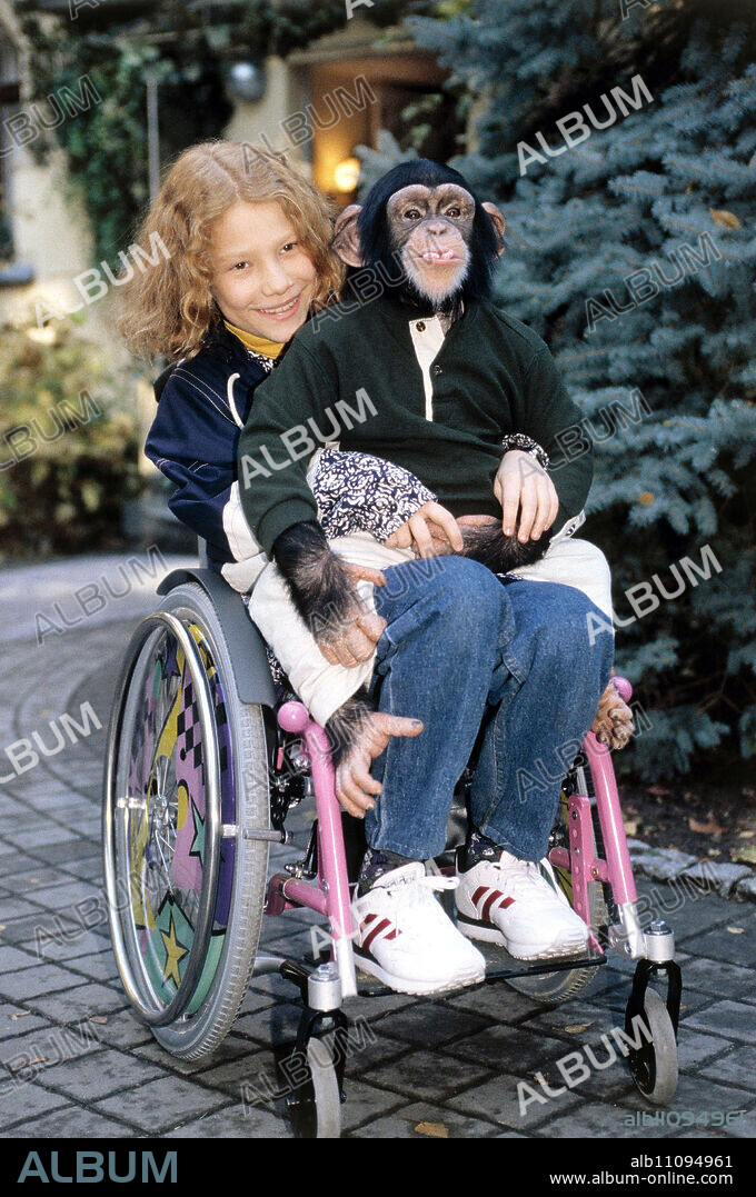 OUR CHARLY / Little Monkey - Big Love (1) D 1995 / Helmut Förnbacher FRIEDERIKE MÖLLER (Sandra) and CHARLY in the episode: 'Little Monkey - Big Love', 1995.