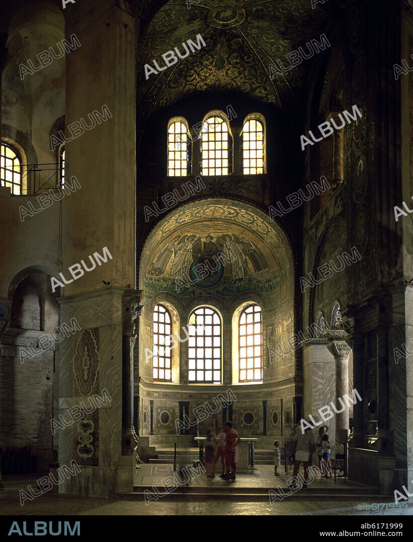 INTERIOR DE LA BASILICA DE SAN APOLINAR NUOVO - CABECERA CON MOSAICOS REALIZADOS BAJO EL REINADO DE TEODORICO - SIGLO VI.