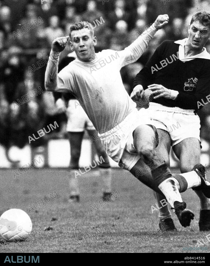 Stockholm 1965-10-03. Bo "Bosse" Larsson, Malmö FF och Lennart Backman, AIK. Foto: Sven-Erik Sjöberg / DN / TT / Kod: 53. ** SvD OUT **.