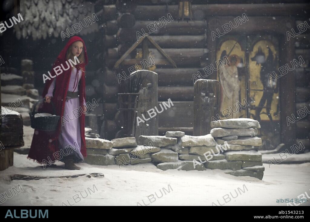 AMANDA SEYFRIED en CAPERUCITA ROJA, 2011 (RED RIDING HOOD), dirigida por CATHERINE HARDWICKE. Copyright WARNER BROS. PICTURES.