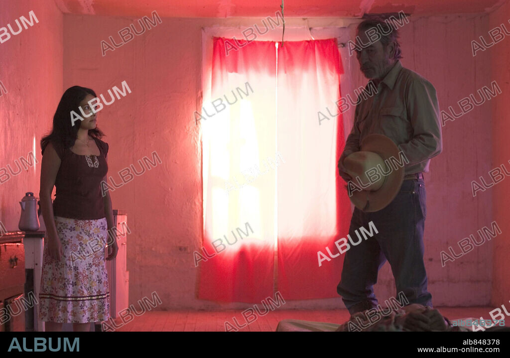 CECILIA SUAREZ y TOMMY LEE JONES en LOS TRES ENTIERROS DE MELQUIADES ESTRADA, 2005 (THE THREE BURIALS OF MELQUIADES ESTRADA), dirigida por TOMMY LEE JONES. Copyright SONY PICTURES CLASSICS / JONES, DAWN.