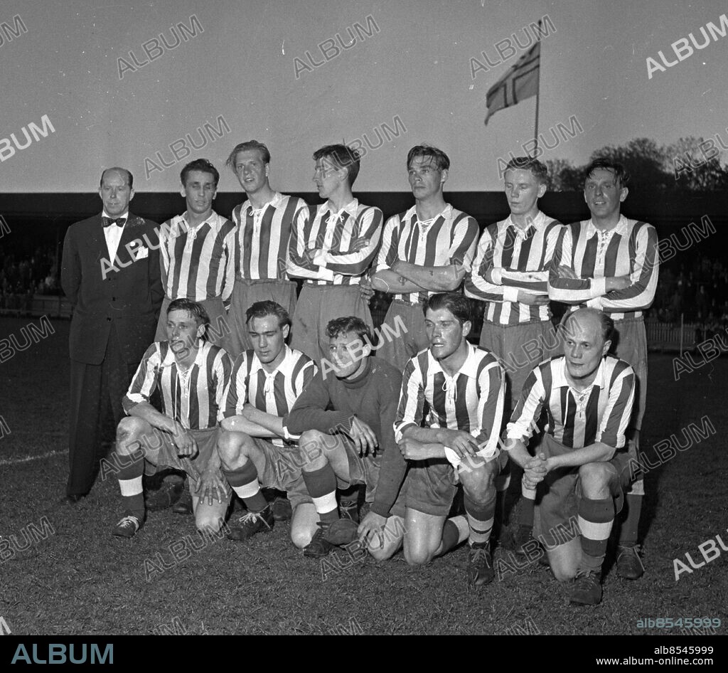 Göteborg juni 1951. IFK Göteborg - lagbild på Gamla Ullevi - Övre raden frv: Reino Börjesson, Lars Jangblad, Henry Larsson, Tryggve Granqvist, Sven Sjöblom, Erik Bergqvist. Knästående fr v: Holger Hansson, Rolf Källström, Henry Andersson, Leif Björkman, Rune Emanuelsson. Lagledaren är okänd. *** Local Caption *** Låda Krep 2012-07. KAMERAREPORTAGE.
