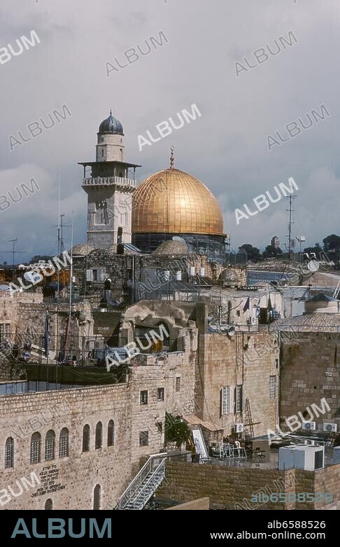 Jerusalem / Jeruschalajim (Israel), Tempelberg / Haram esh-Sharif, Felsendom / Qubbet es-Sakhra (erb. 688-91 unter dem Omaijadenkalifen Abd al-Malik; Kuppel 1318; Fliesenverkleidung unter Süleyman dem Prächtigen 1561). /-Blick von Südwesten auf den Tempelberg mit der Kuppel des Felsendoms.-/ Foto, 2000.