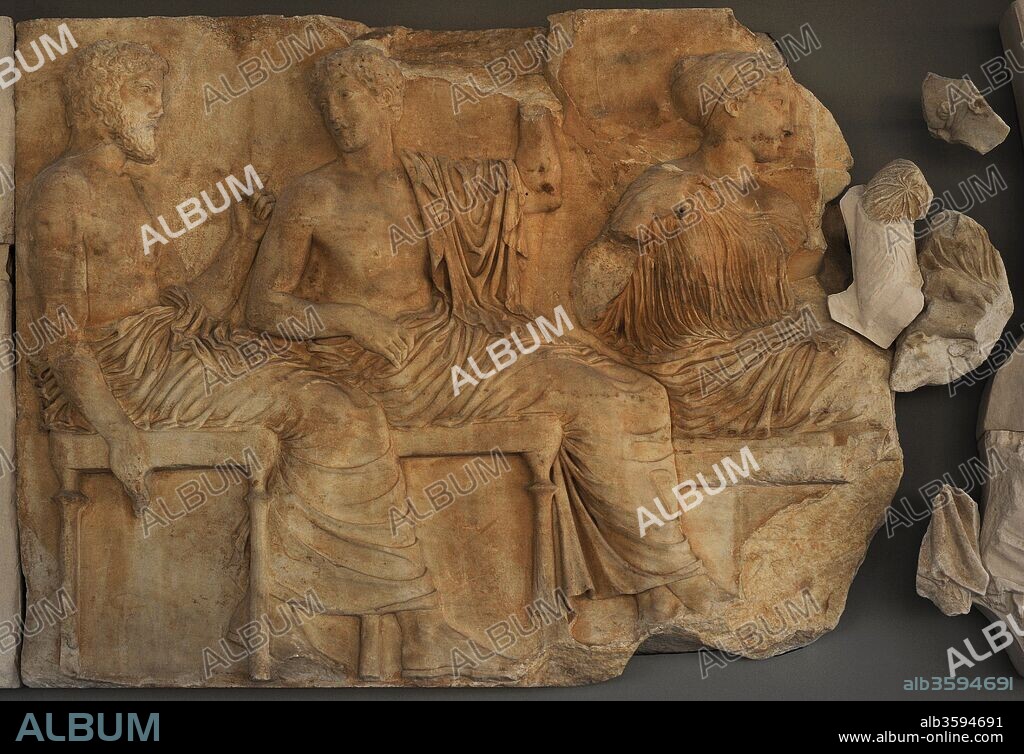 Divinidades en el Friso del Partenón de la Acrópolis de Atenas. Los dioses Poseidón, Apolo y Artemis contemplan desde el Olimpo la procesión de las Panateneas en este fragmento de friso este del Partenón. Hacia el 460 A. C. Mármol pentélico. Fidias y su taller se ocuparon de la decoración de los bajorrelieves. Periodo Clásico. Museo de la Acrópolis. Atenas. Grecia.