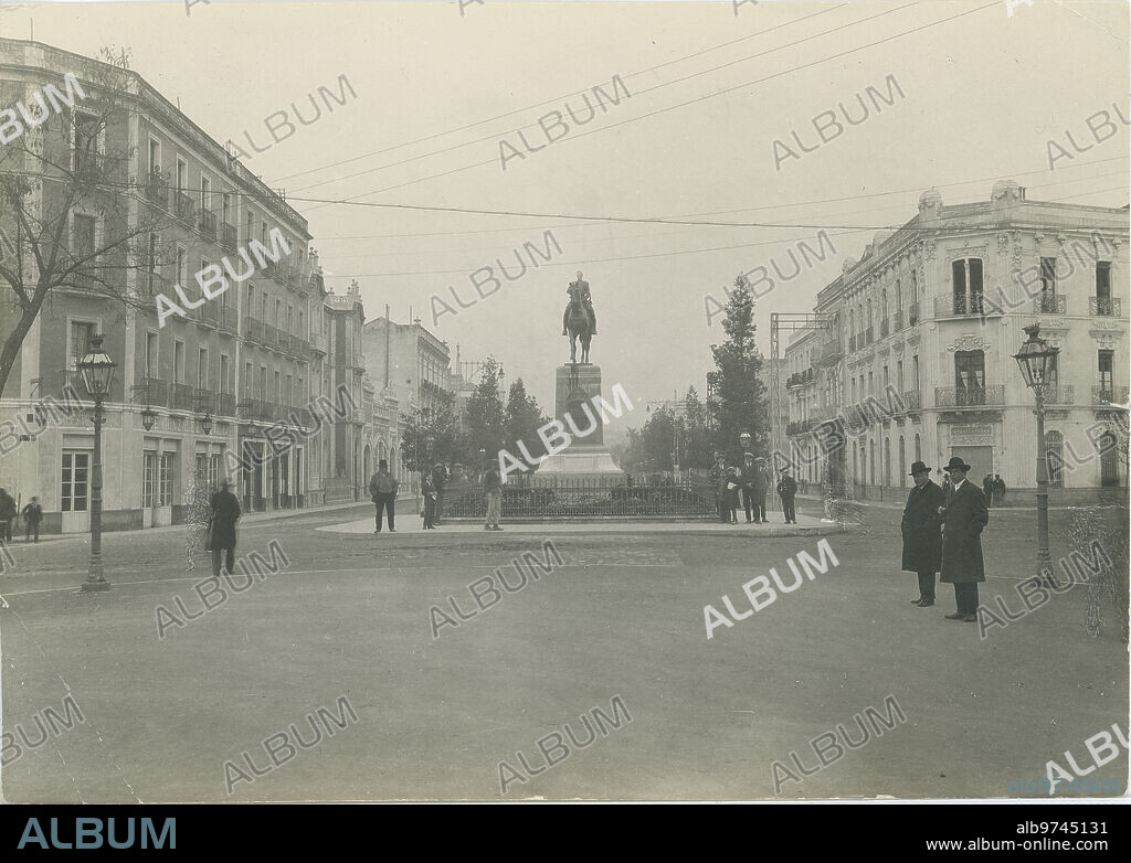 Córdoba, 1925 (CA.) The statue of Gran Capitán in its first location, between the intersection of Avenida del Gran Capitán and Ronda de los Tejares.