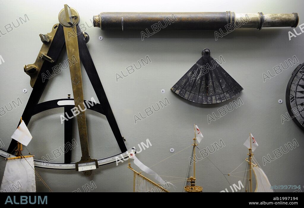 HISTORIA. INSTRUMENTOS DE NAVEGACION del S. XVIII. De izquierda a derecha: SEXTANTE (instrumento antiguo para medir los ángulos), CATALEJO (instrumento óptico monocular para ver de cerca objetos lejanos) y CUADRANTE (instrumento antiguo para medir ángulos). Museo de la Historia y la Navegación. Riga. Letonia.