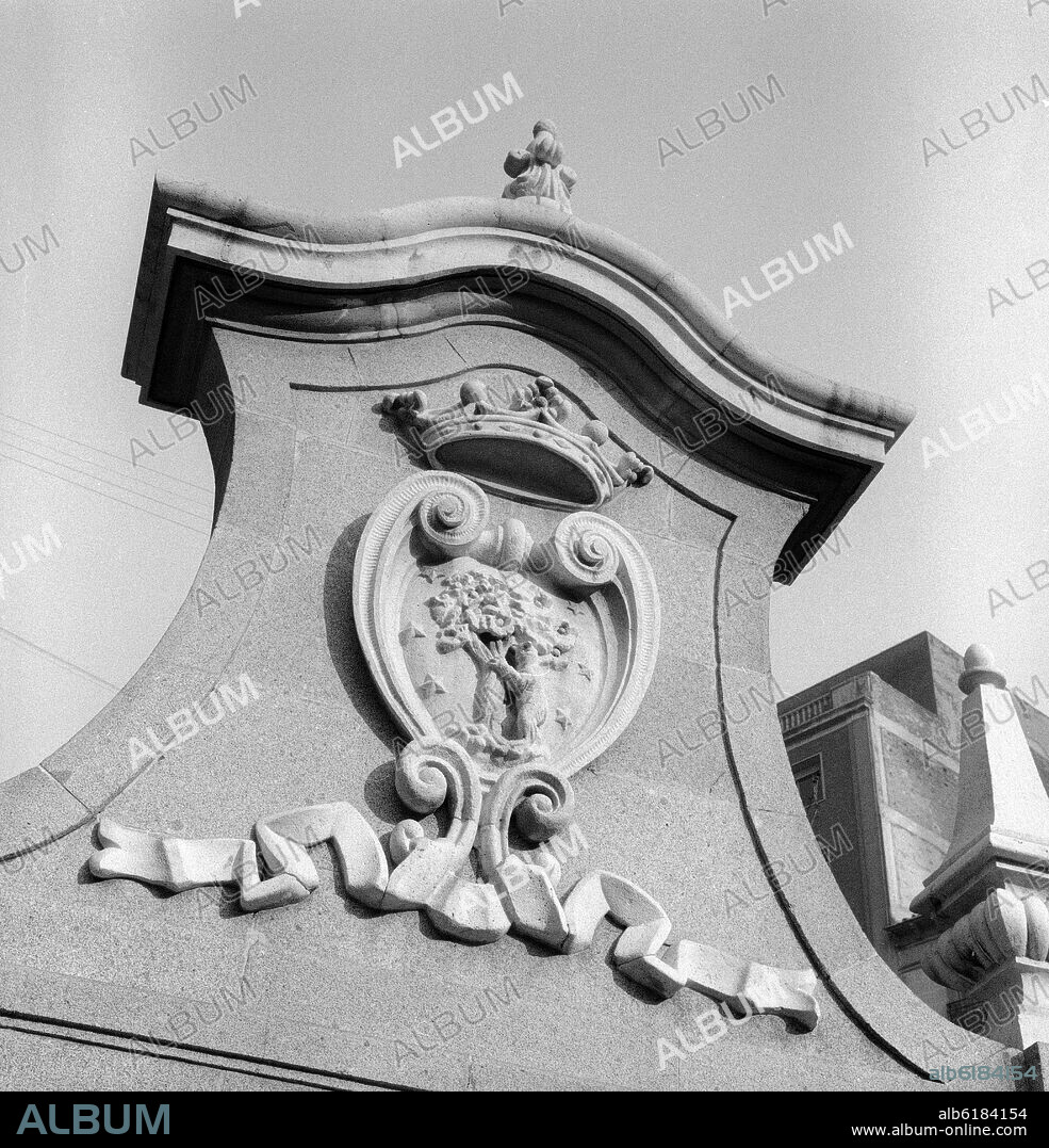 ESCUDO DE MADRID EN LA ESCALERA MONUMENTAL QUE UNE LA CALLE DEL DUQUE DE LIRIA CON LA CALLE DE LA PRINCESA - FOTOGRAFIA EN BLANCO Y NEGRO - AÑOS 60.