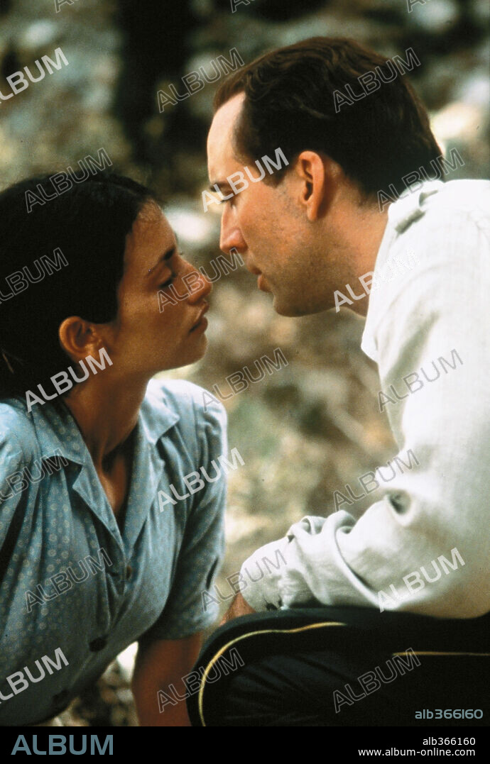NICOLAS CAGE and PENELOPE CRUZ in CAPTAIN CORELLI'S MANDOLIN, 2001, directed by JOHN MADDEN. Copyright UNIVERSAL PICTURES.