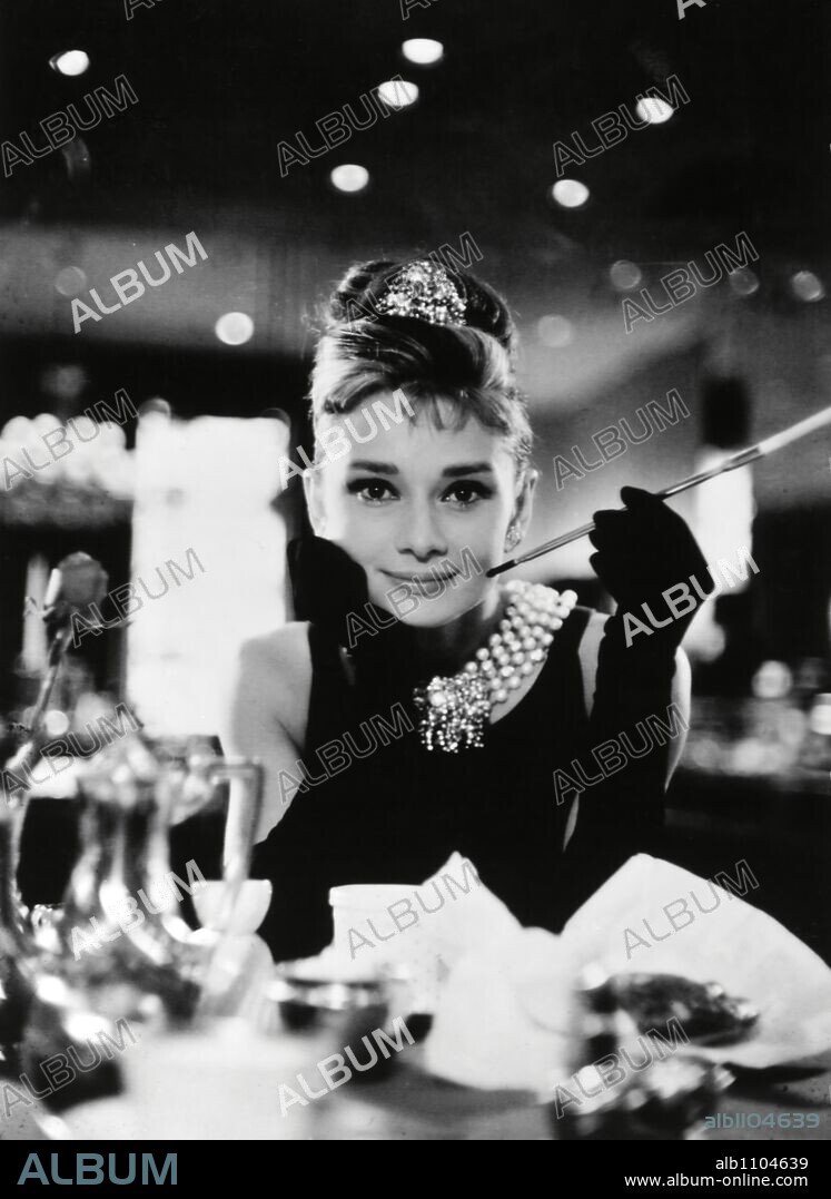 AUDREY HEPBURN en DESAYUNO CON DIAMANTES, 1961 (BREAKFAST AT TIFFANY'S), dirigida por BLAKE EDWARDS. Copyright PARAMOUNT PICTURES.