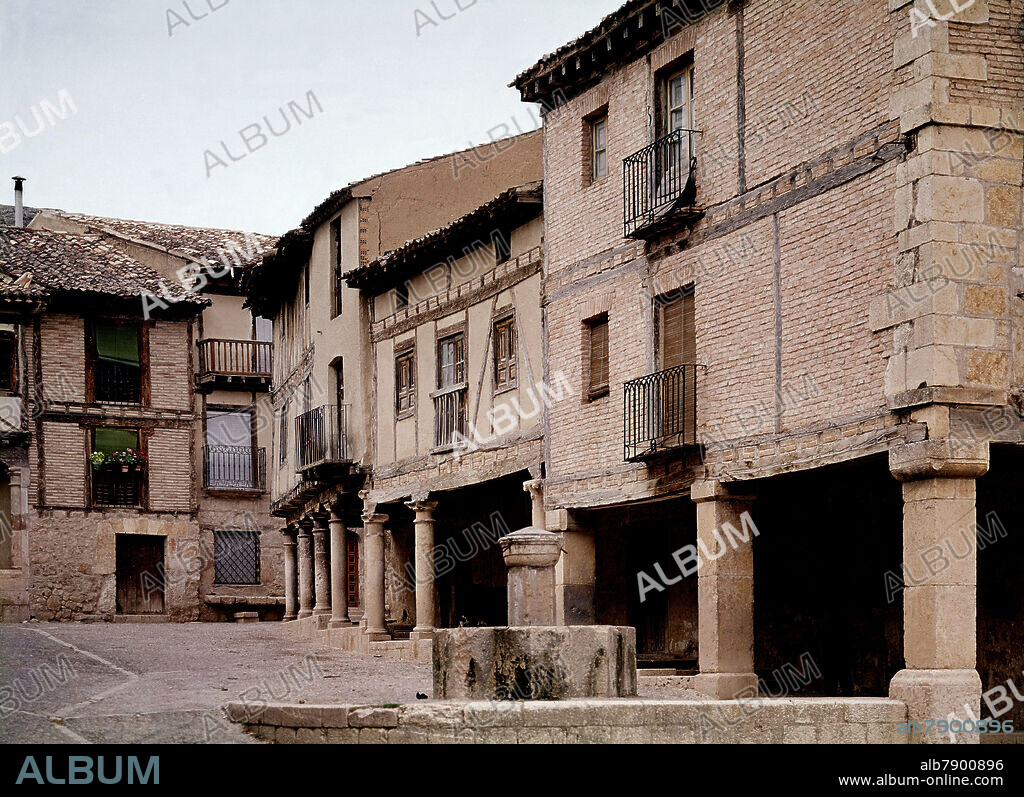 SOPORTALES DE LA PLAZA MAYOR DE PEÑARANDA DE DUERO - FOTO AÑOS 70.