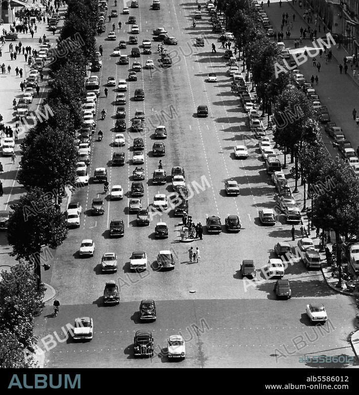 Paris (France), Champs-Élysées. Traffic scene. Photo, undated (c. 1960?). From a series: "Paris - Circulation".