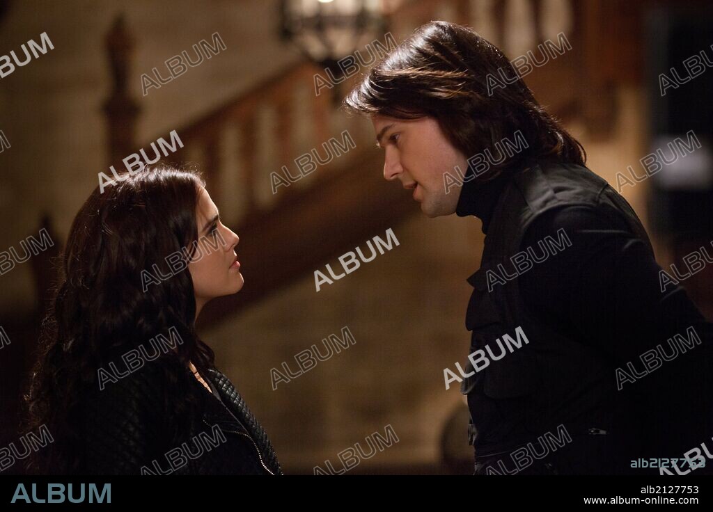DANILA KOZLOVSKY und ZOEY DEUTCH in VAMPIRE ACADEMY, 2014, unter der Regie von MARK WATERS. Copyright RELIANCE PICTURES.