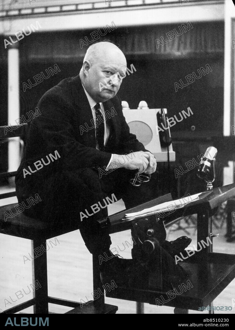 Orig. bildtext... PAUL HINDEMITH, tonsättare, dirigerar Radiokören Anm. P Hindemith, 1895-1963, tysk kompositör, violinist och dirigent. Notställ Paus CD588 persons: PAUL HINDEMITH sites: TYSKLAND*;SVERIGE;STOCKHOLM.