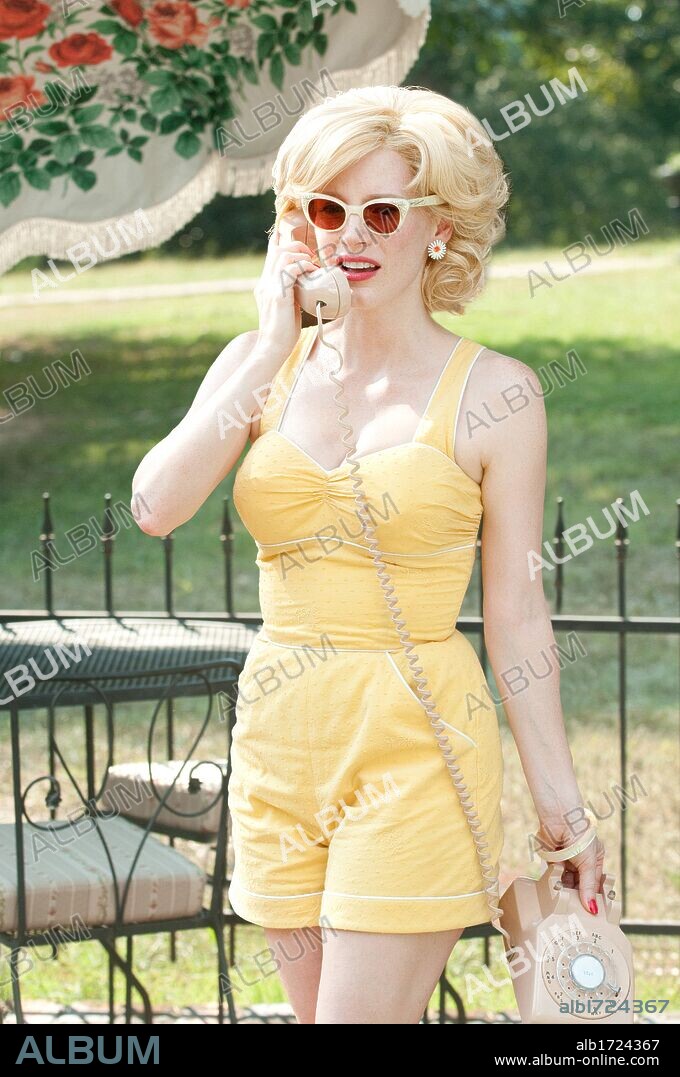 JESSICA CHASTAIN in THE HELP, 2011, directed by TATE TAYLOR. Copyright DREAMWORKS PICTURES.