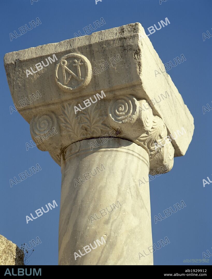 ARTE BIZANTINO. TURQUIA. Detalle de un CAPITEL BIZANTINO con el MONOGRAMA DE JUSTINIANO. BASILICA DE SAN JUAN. SELÇUK (EFESO) .
