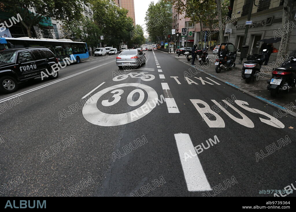 Madrid.. 22-10-2013- nuevo carril bici en la M-10 Madrileña en la calle Genova......Foto...Jaime. Garcia....Archdc....En la Imagen.