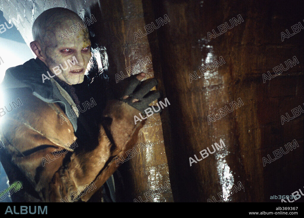 LUKE GOSS en BLADE II, 2002, dirigida por GUILLERMO DEL TORO. Copyright AMEN RA FILMS/JUSTIN PICTURES/NEW LINE CINEMA / TALAMON, BRUCE.