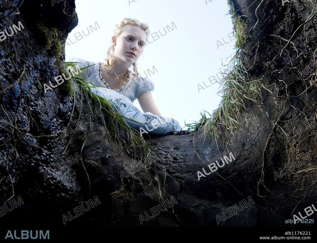 MIA WASIKOWSKA in ALICE IN WONDERLAND, 2010, directed by TIM BURTON. Copyright WALT DISNEY PICTURES / GALLO, LEAH.