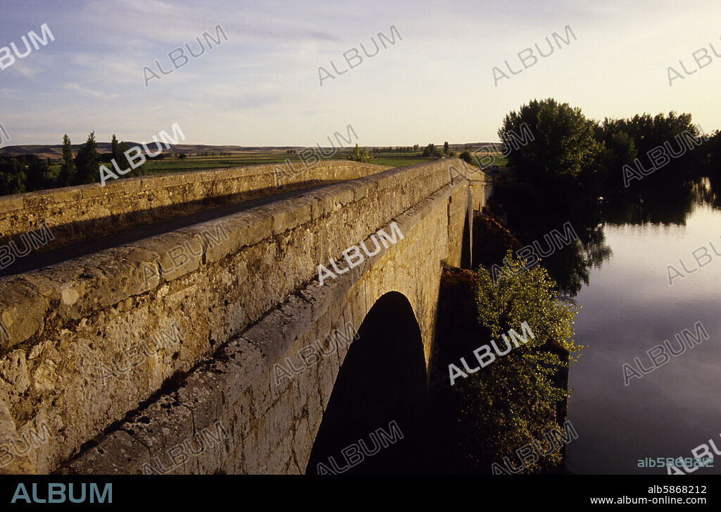 Puente Fitero sobre el río Pisuerga (límite con Palencia). Camino de Santiago.