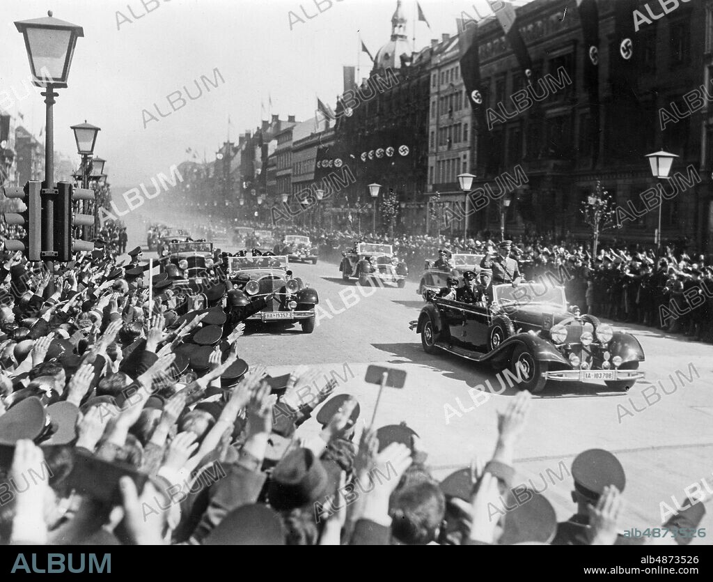 GERMANY BERLIN 1937-05-01. Orig. caption ... THE 1 MAY IN THE REICHSHAUPTSTADT Adolf Hitler Under the Linden on the way to the State Act in the amusement park. Photo: Scherl Bilderdienst / AB Text & Bilder / SVT / Code: 5600 Folder: 1st May in Germany 1937-39 2694 D Swastika Nazi greetings persons: ADOLF HITLER sites: BERLIN; GERMANY.