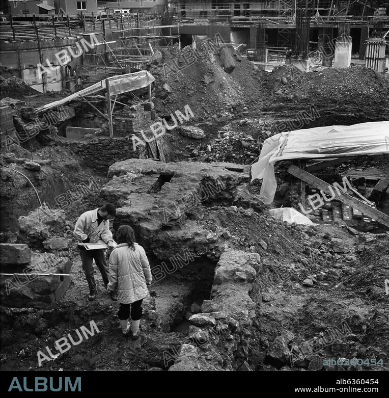 Frankfurt am Main, ehemal. Judengasse. Freilegung von Grundmauern von Wohnhäusern und Ritualbädern bei Ausschachtungsarbeiten für einen Neubau der Stadtwerke Frankfurt am Börneplatz; integriert in das 1992 eröffnete Museum Judengasse. Foto, 1988. Aus dem Projekt: Memorials Archive.