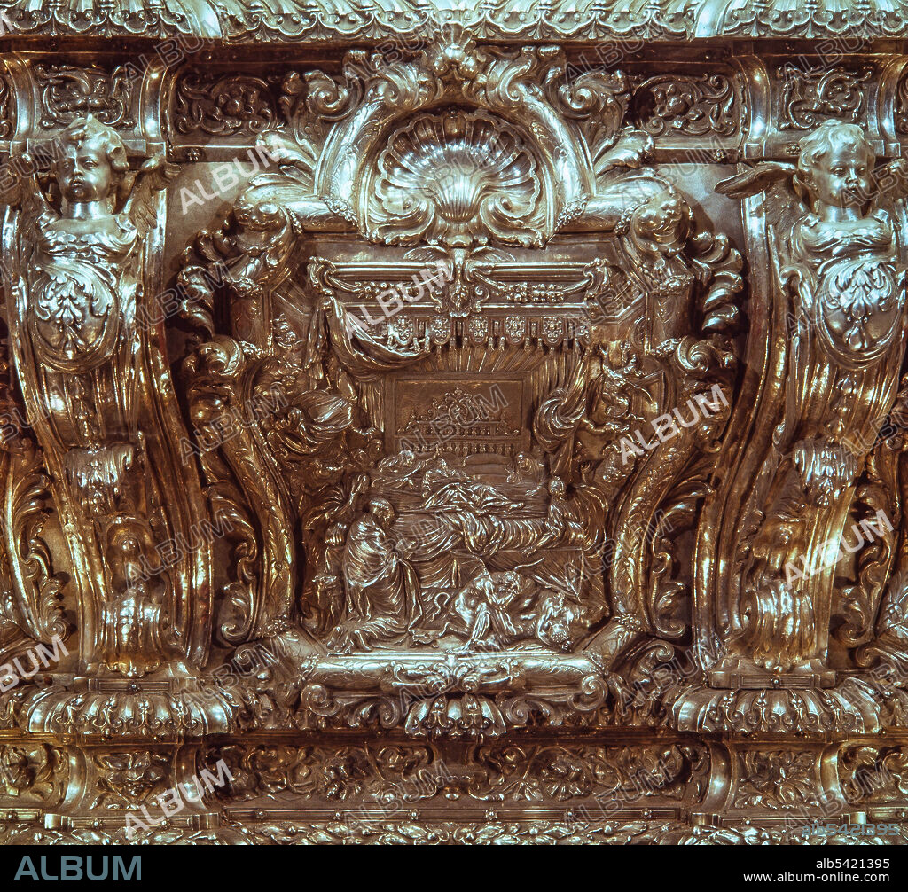 Urna de plata de Sant Bernat Calbó, construida por el platero Joan Matons entre el año 1701 y 1728, Catedral de Vic.