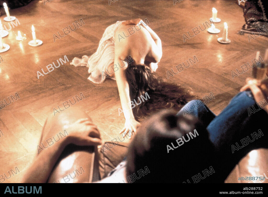 EMMANUELLE SEIGNER and PETER COYOTE in BITTER MOON, 1992, directed by ROMAN POLANSKI. Copyright TRI STAR PICTURES.