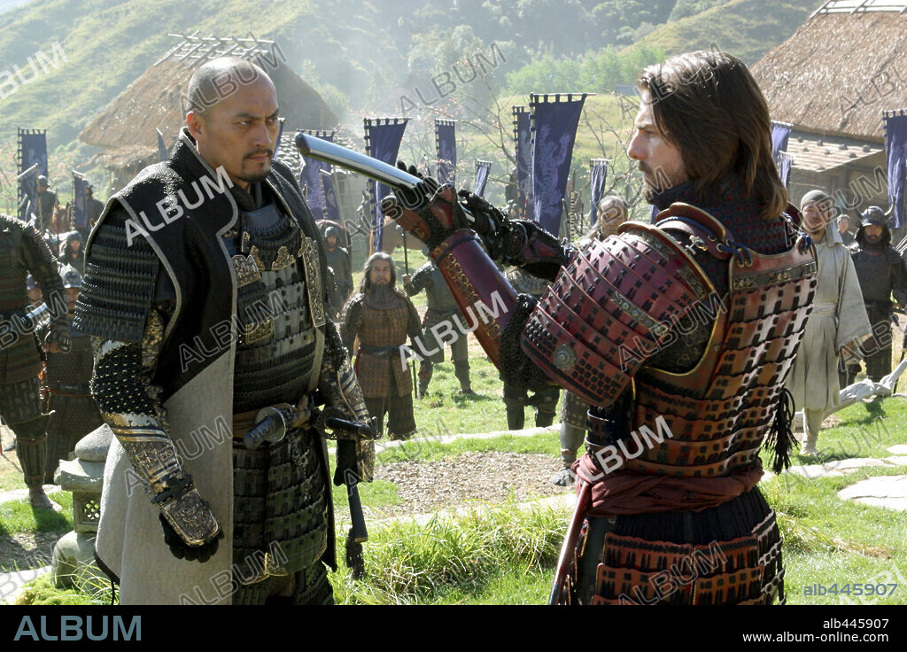 KEN WATANABE and TOM CRUISE in THE LAST SAMURAI, 2003, directed by EDWARD ZWICK. Copyright WARNER BROS. / JAMES, DAVID.