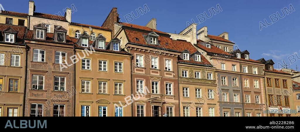 POLONIA. VARSOVIA. Vista parcial de la PLAZA DEL MERCADO DE LA CIUDAD VIEJA (RYNEK STAREGO MIASTA). Construida en estructura perfectamente cuadrada hacia el año 1400, se reconstruyó todo el conjunto con gran fidelidad en 1953.
