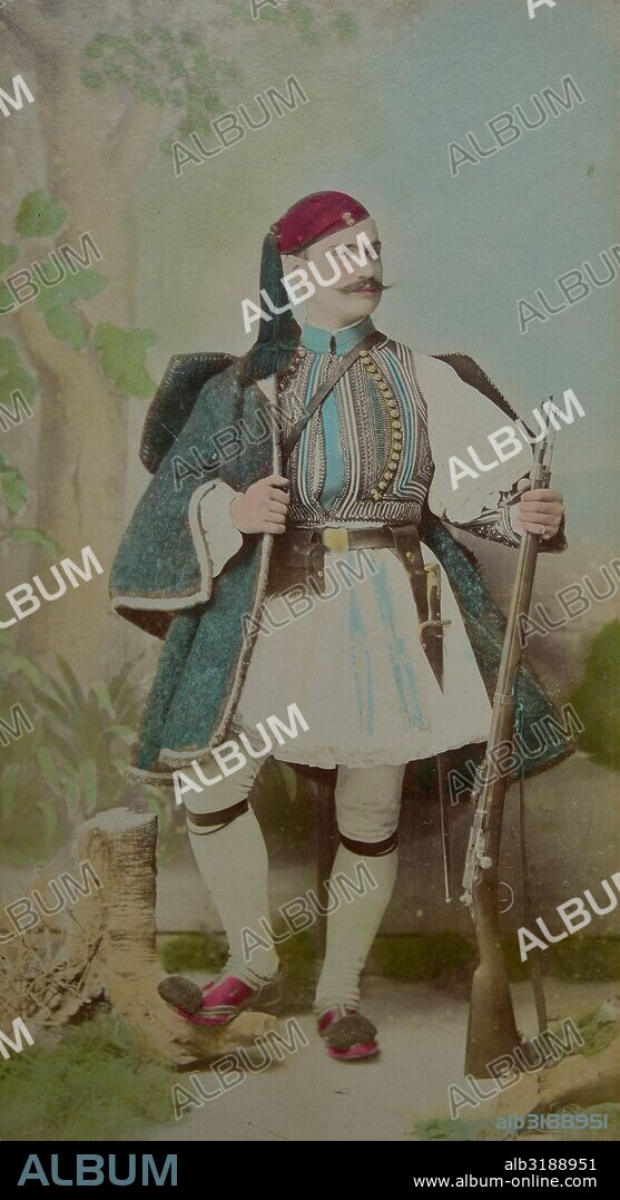 [Traje tradicional griego de hombre: Foustanella].